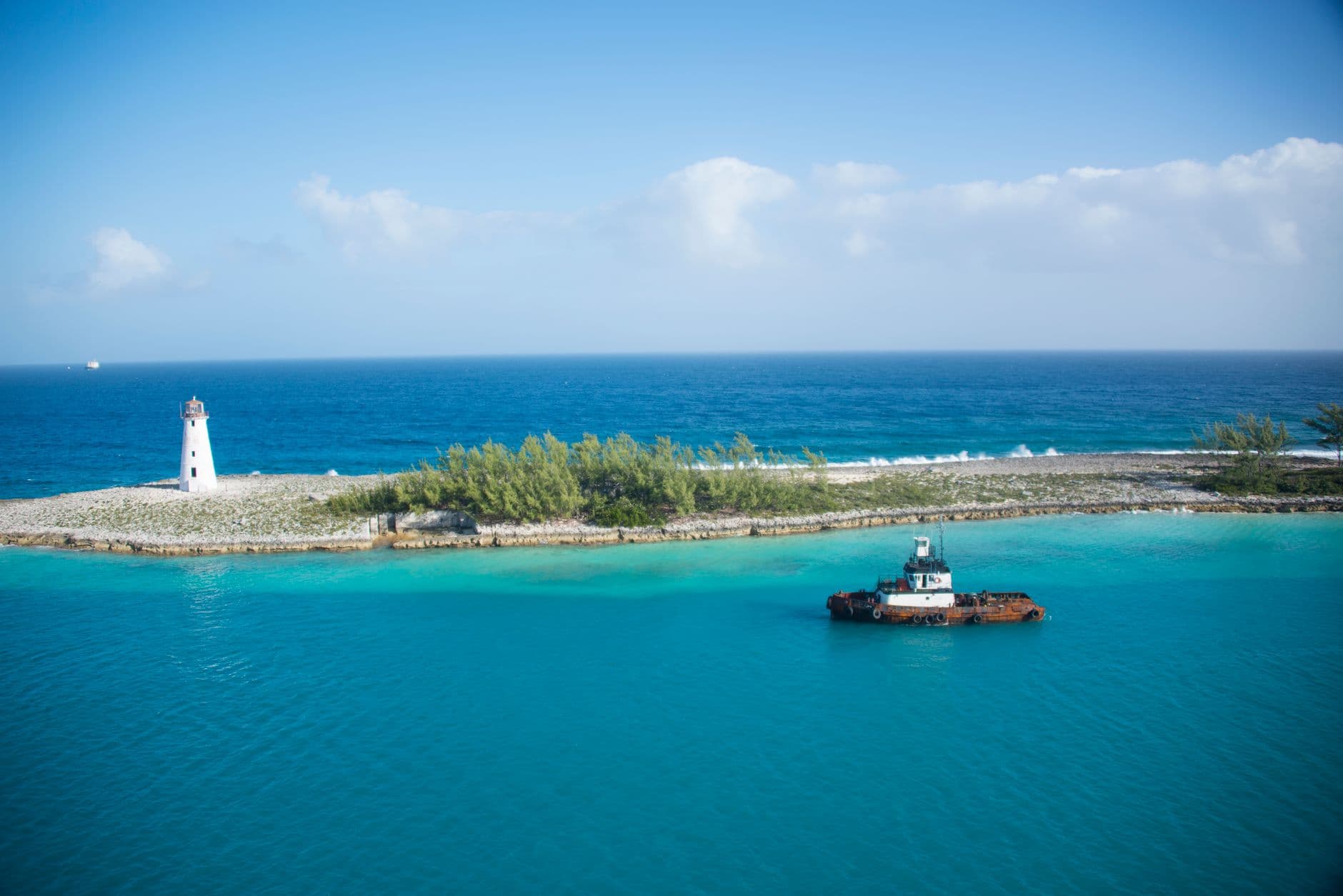 Crystal clear Caribbean waters with white sand beach in the Bahamas