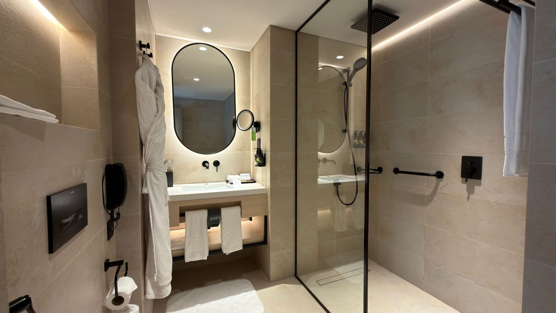 Plaza Premium Lounge shower suite