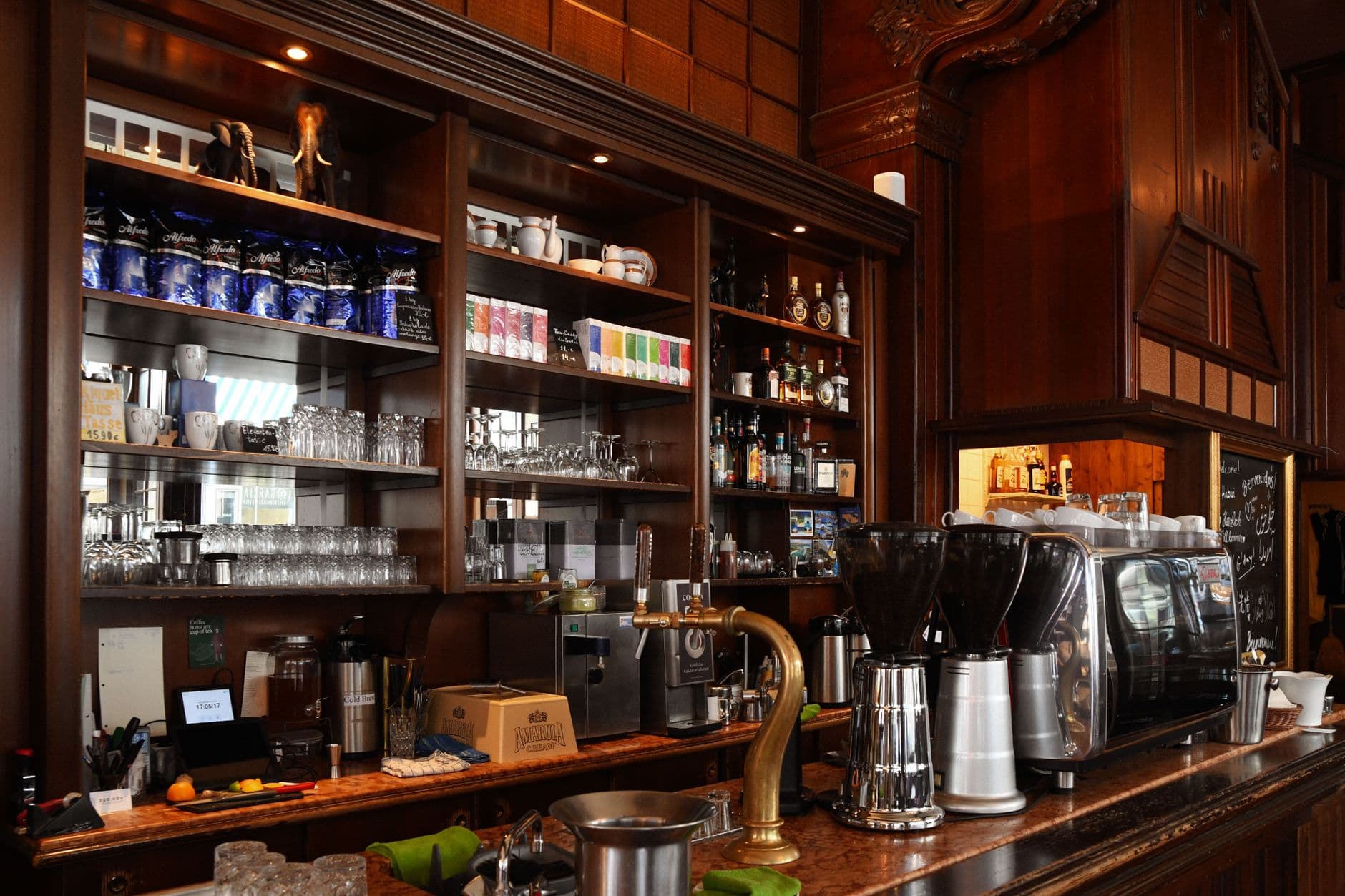 The Club HNL bar with Maui Brewing on tap