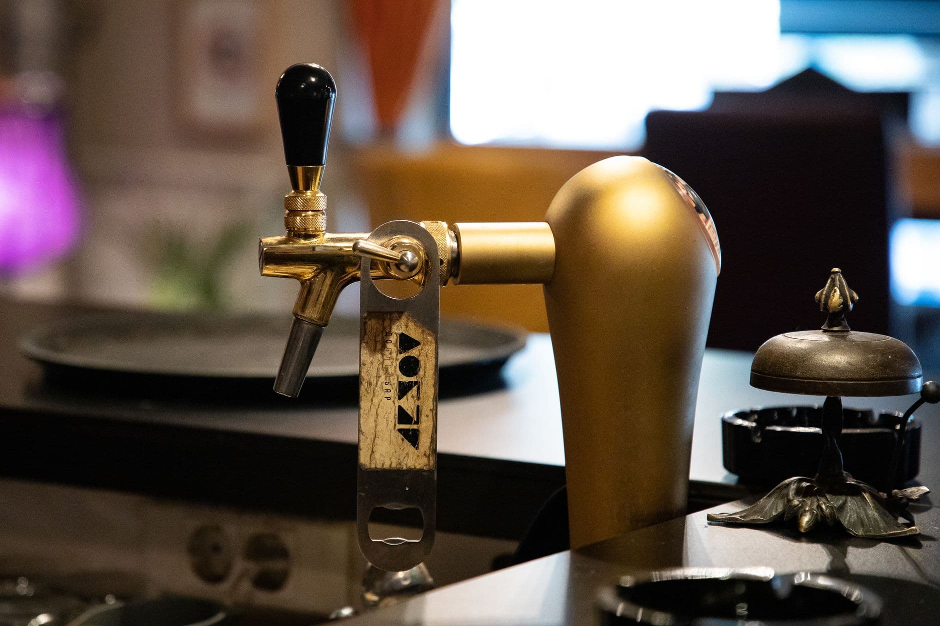 United Club ORD Concourse B bar with Goose Island taps
