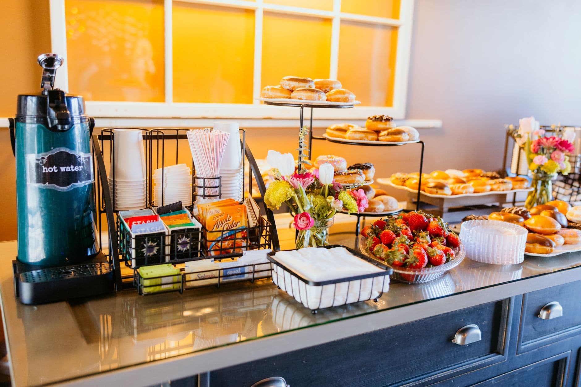 United Club DEN buffet station