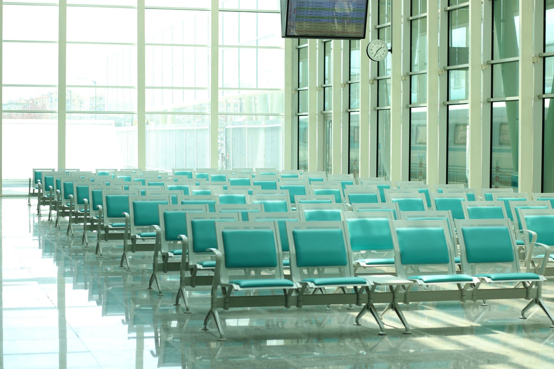 United Club ORD Concourse C main seating area