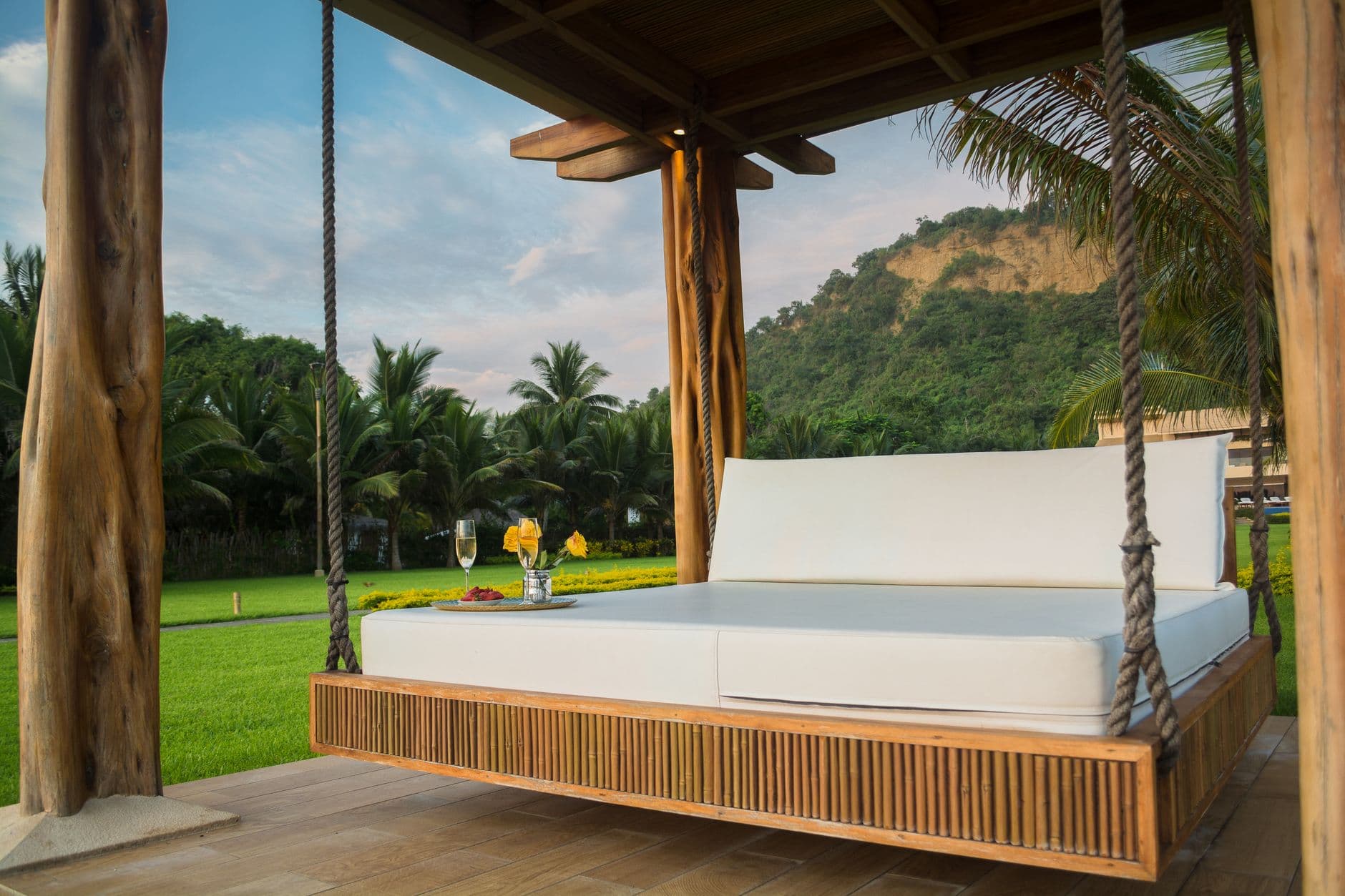 United Polaris Lounge daybeds