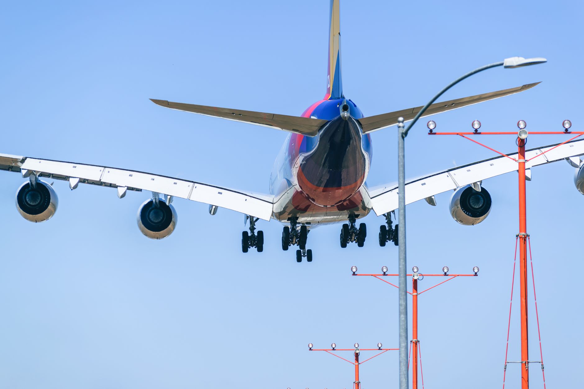 Airplane landing approach